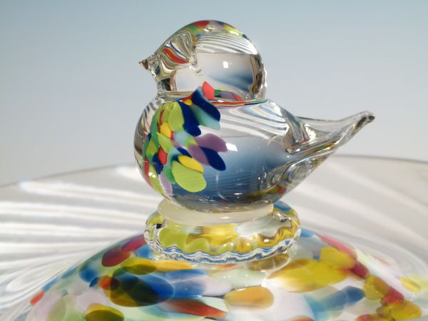Vogeltränke weiß-bunt Detail